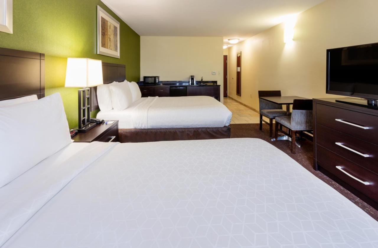 Deluxe Queen Room with Two Queen Beds at Holiday Inn Express & Suites Rochester – Mayo Clinic Area by IHG