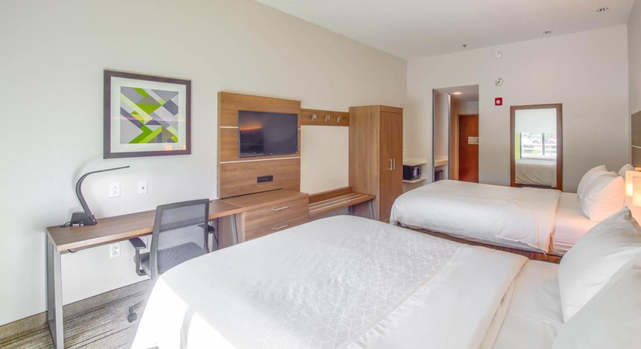Queen Room - Disability Access at Holiday Inn Express & Suites Gulf Shores by IHG