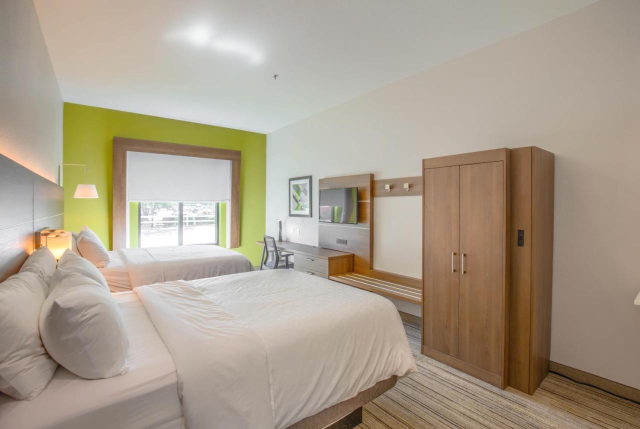 Queen Room - Disability Access at Holiday Inn Express & Suites Gulf Shores by IHG
