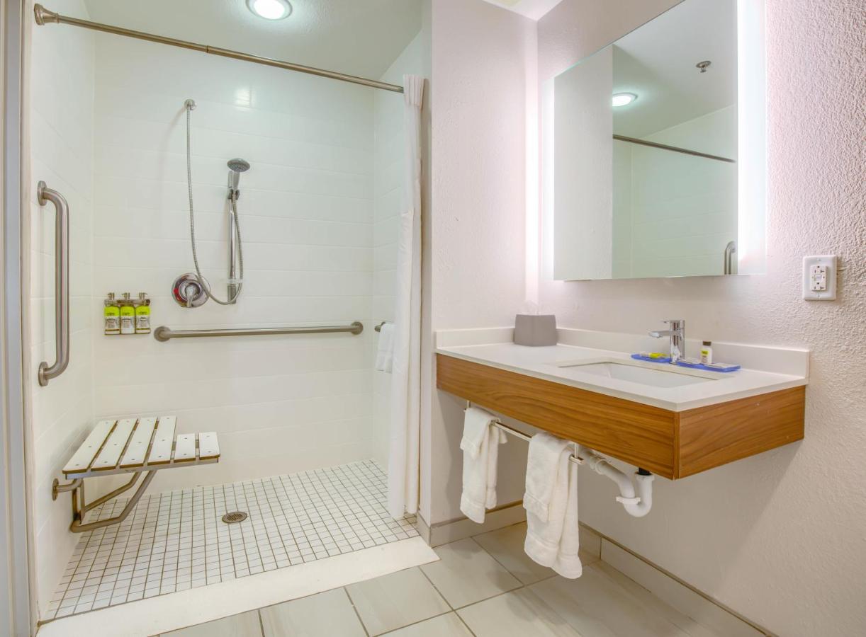 Queen Room - Disability Access at Holiday Inn Express & Suites Gulf Shores by IHG