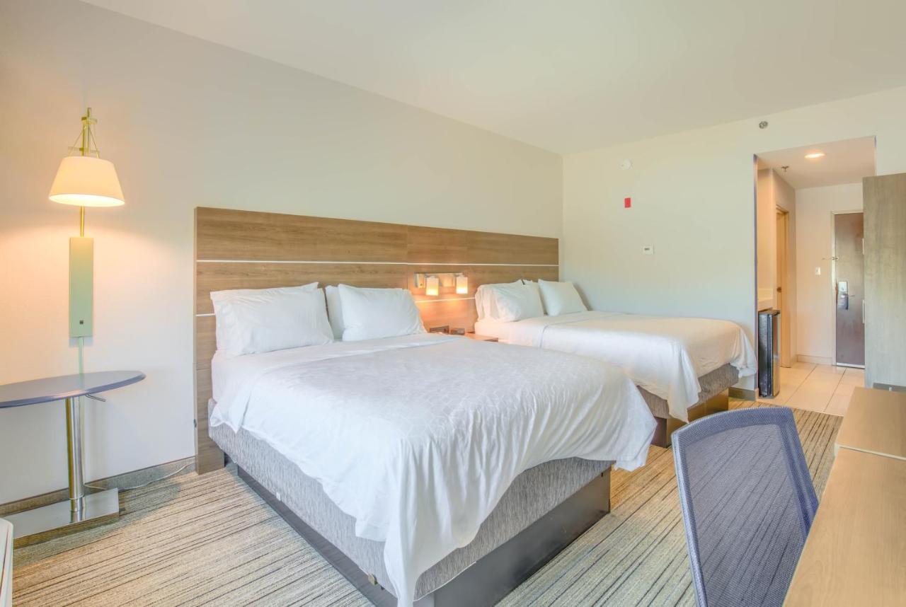 Queen Room with Two Queen Beds at Holiday Inn Express & Suites Gulf Shores by IHG