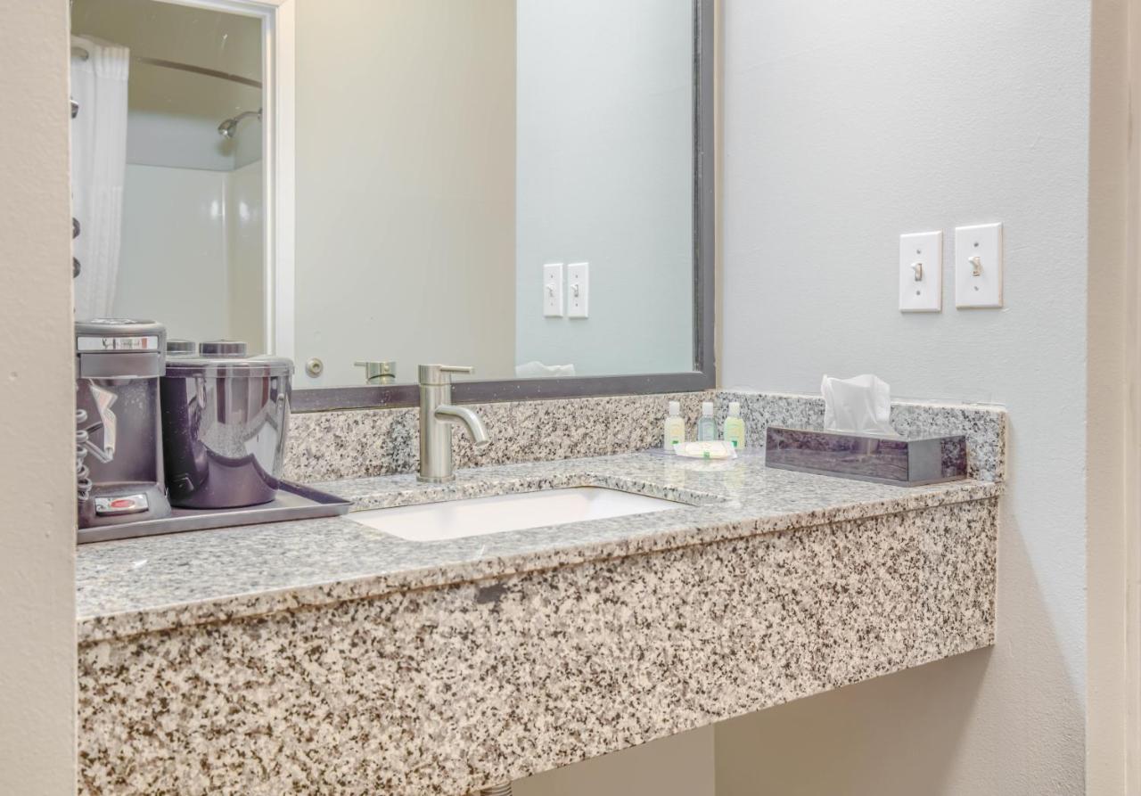 Queen Room with Two Queen Beds - Non-Smoking at Quality Inn Gulf Shores Airport
