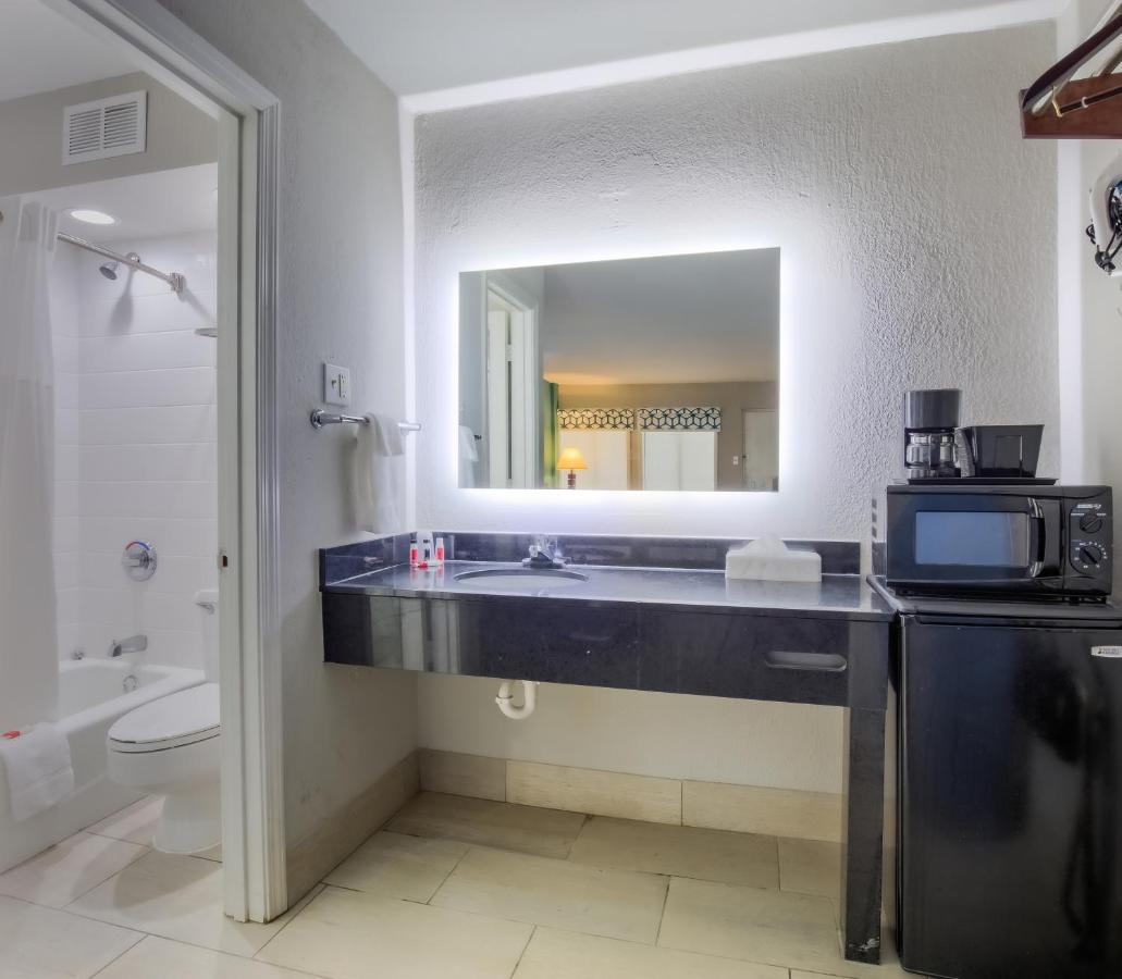 Queen Room with Two Queen Beds - Non-Smoking at Days Inn by Wyndham Mobile I-65