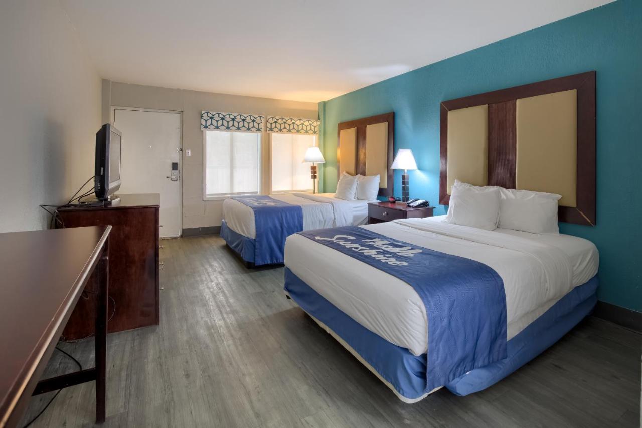 Queen Room with Two Queen Beds - Non-Smoking at Days Inn by Wyndham Mobile I-65