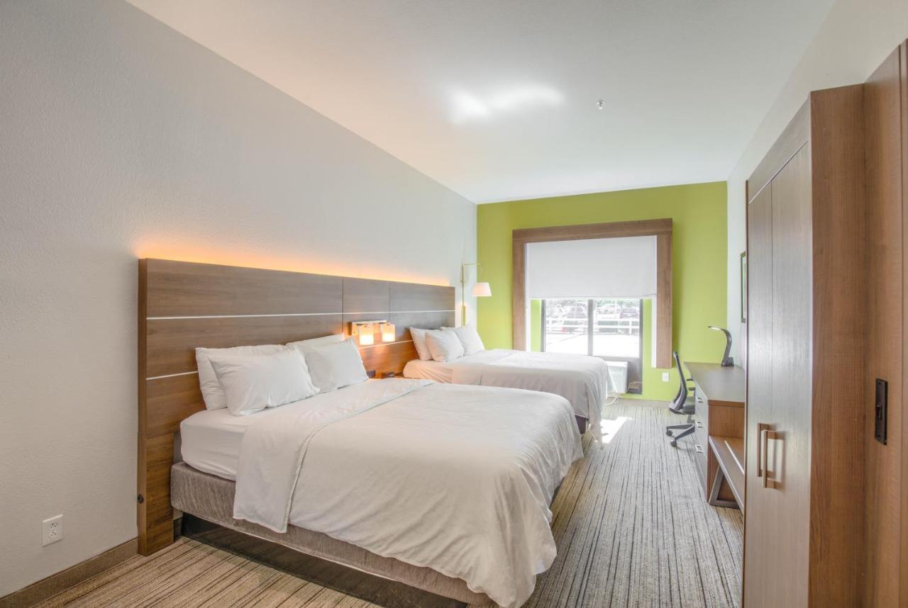 Queen Room - Disability Access at Holiday Inn Express & Suites Gulf Shores by IHG