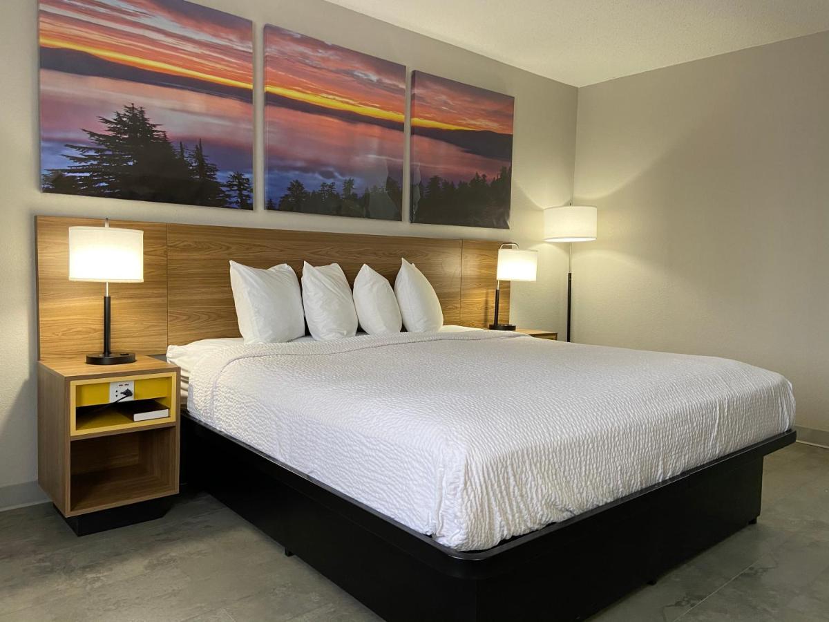 King Room - Mobility Access/Non-Smoking at Days Inn by Wyndham Rawlins