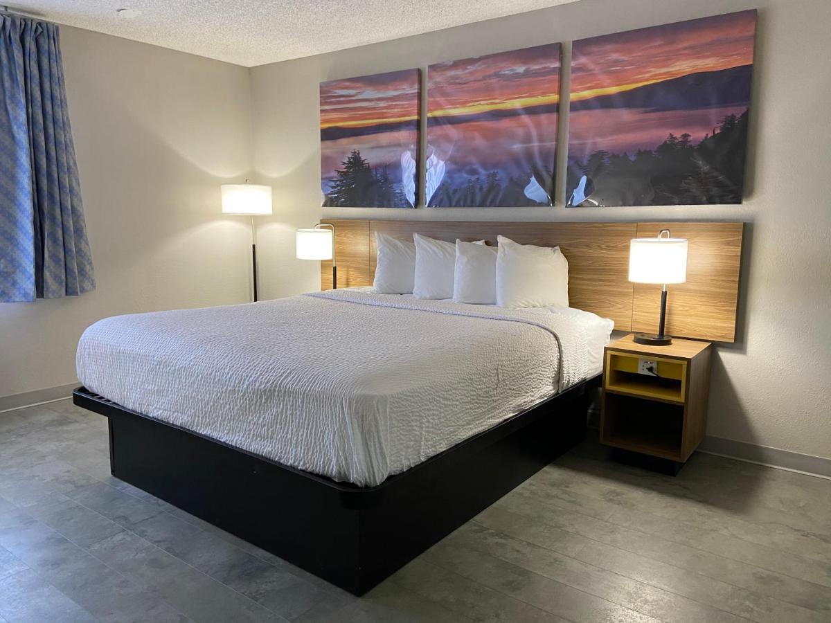 King Room - Mobility Access/Non-Smoking at Days Inn by Wyndham Rawlins