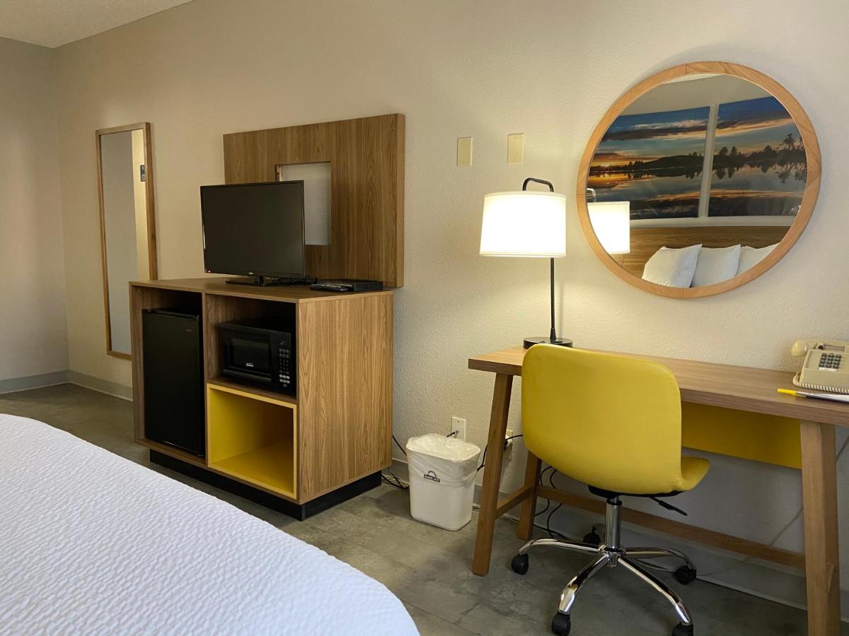 King Room - Mobility Access/Non-Smoking at Days Inn by Wyndham Rawlins
