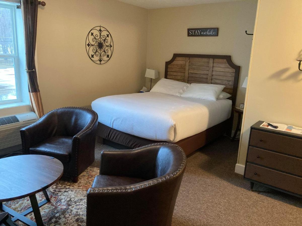 Deluxe Room at Hotel Frankfort & Restaurant