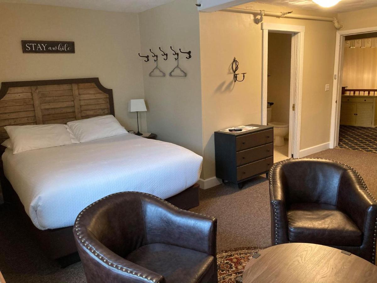 Deluxe Room at Hotel Frankfort & Restaurant