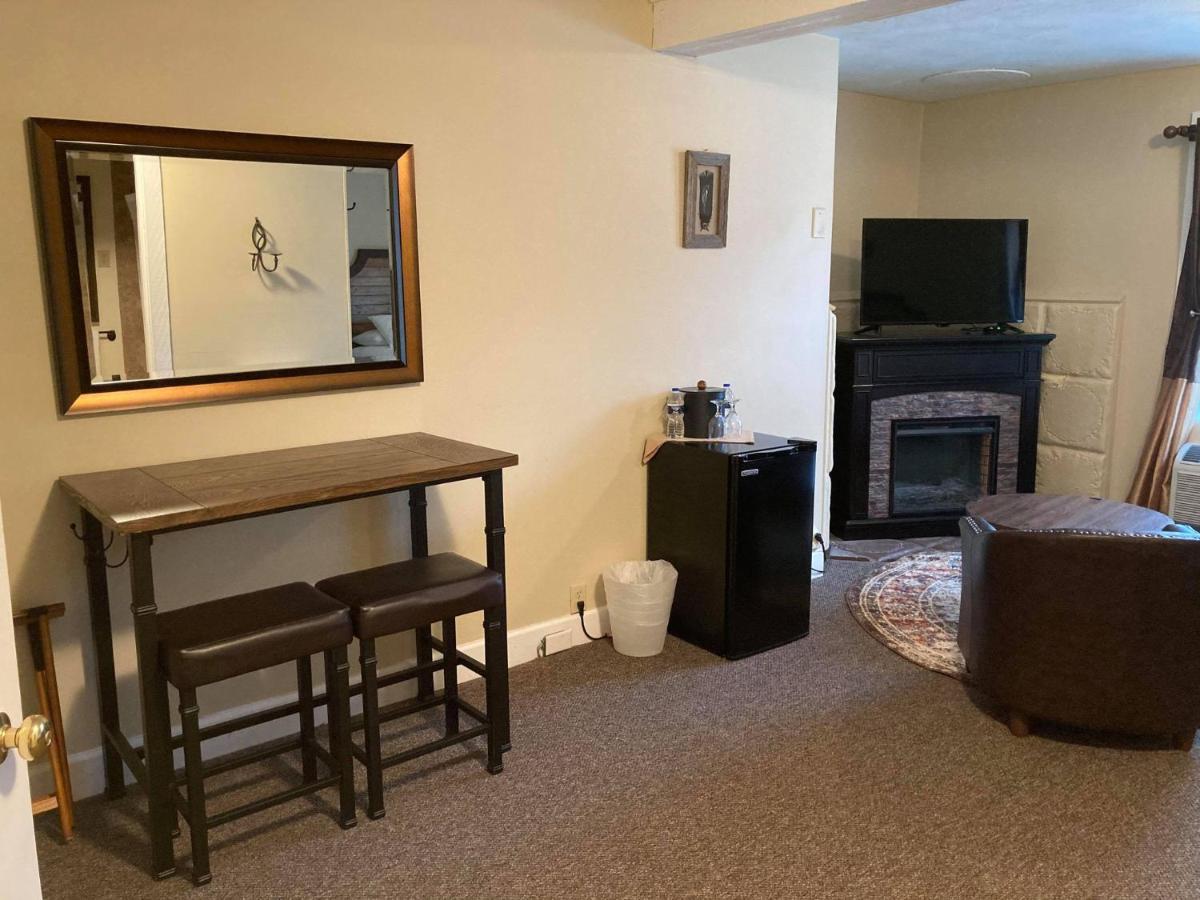Deluxe Room at Hotel Frankfort & Restaurant