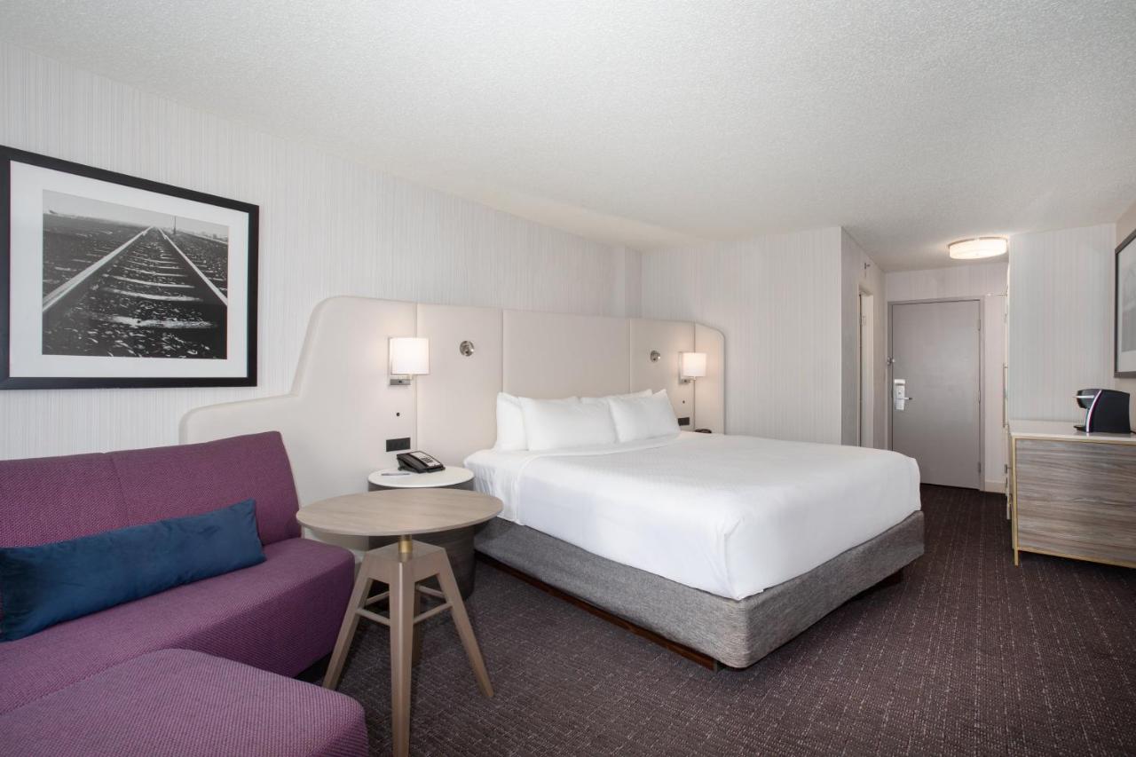 Worklife King Room - Non-Smoking at Crowne Plaza Kansas City Downtown, an IHG Hotel