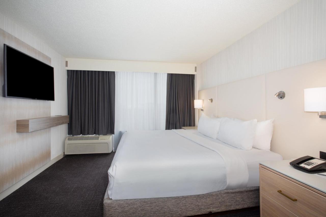 Worklife King Room - Non-Smoking at Crowne Plaza Kansas City Downtown, an IHG Hotel