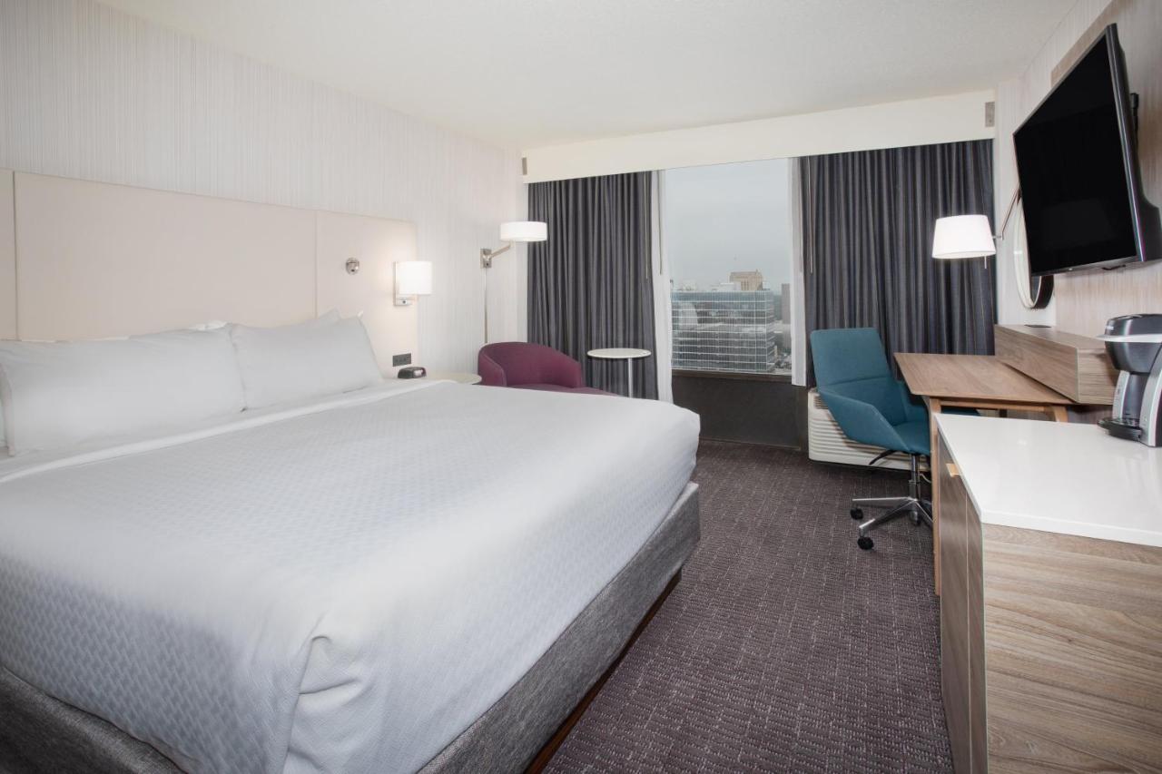 Worklife King Room - Non-Smoking at Crowne Plaza Kansas City Downtown, an IHG Hotel