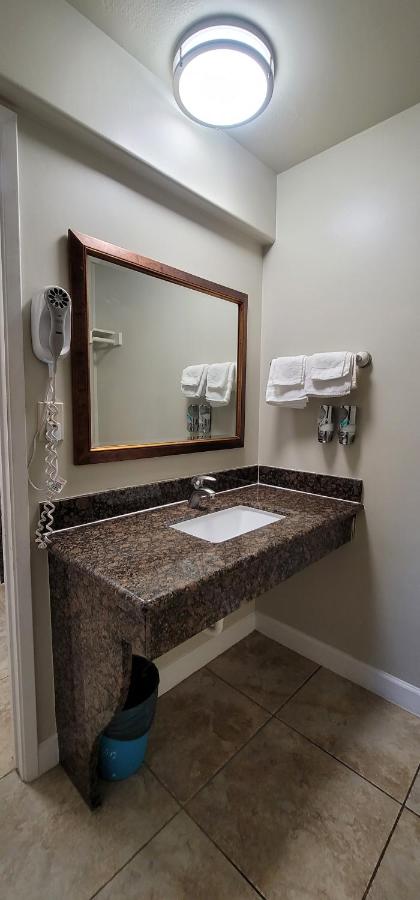 | Beachwalker Inn & Suites
