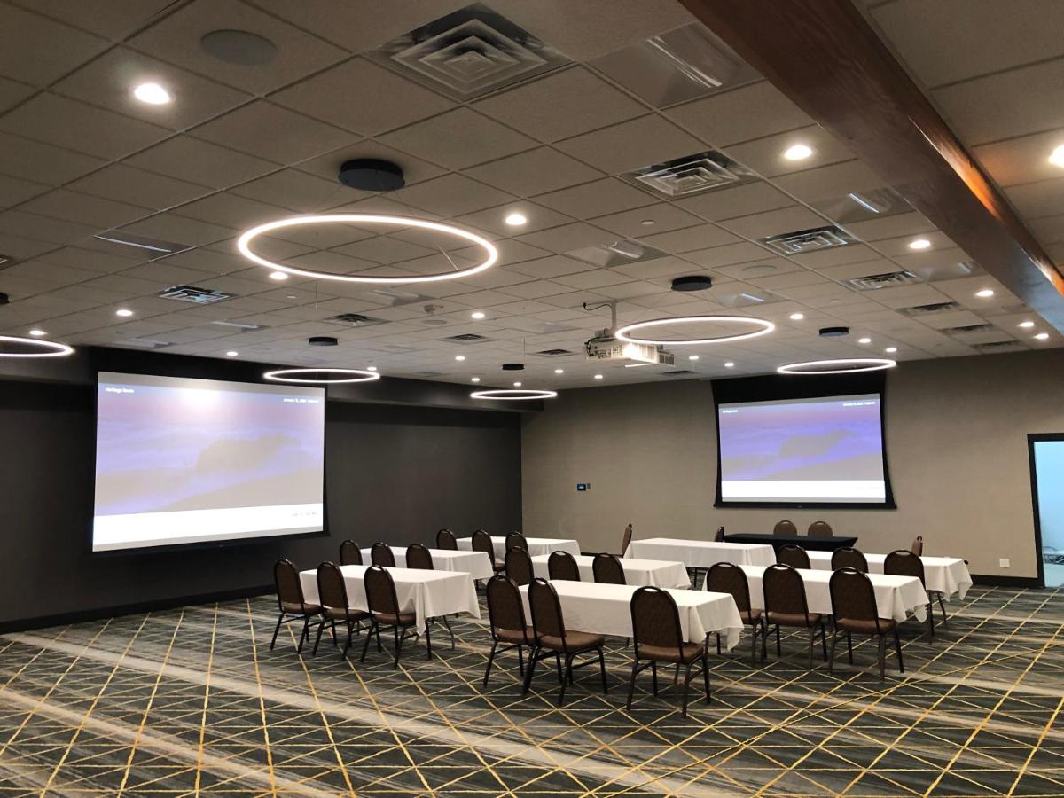 | Holiday Inn & Suites St. Cloud, an IHG Hotel