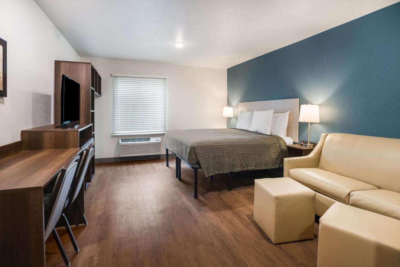 King Room with tub - Accessible/Non-Smoking at WoodSpring Suites Sulphur - Lake Charles