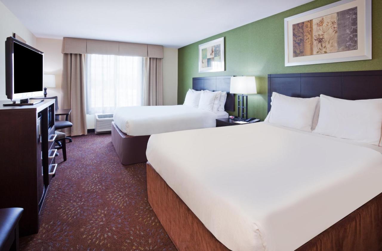Queen Room with Two Queen Beds at Holiday Inn Express & Suites Rochester – Mayo Clinic Area by IHG