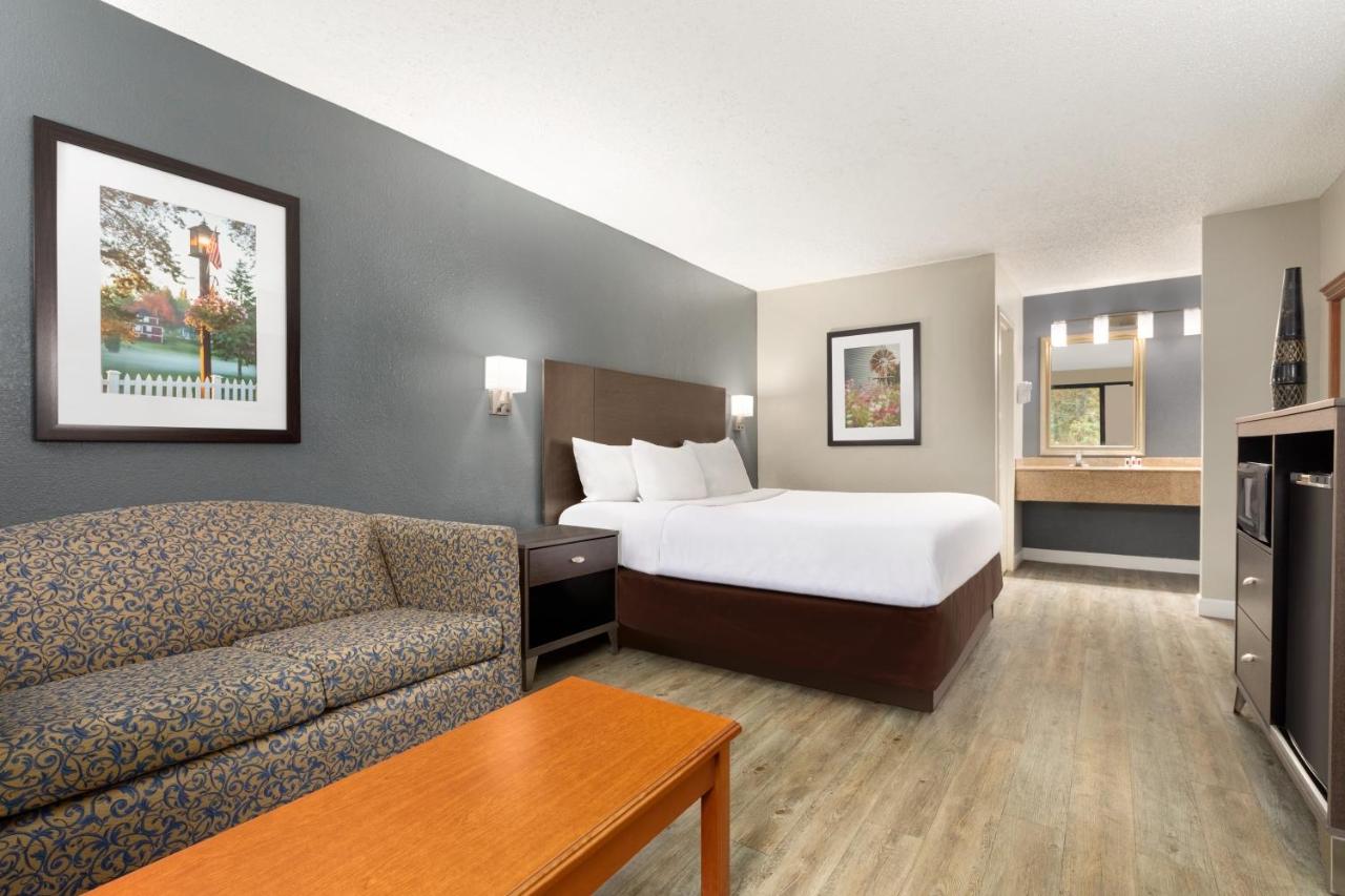 King Studio Suite - Non-Smoking at Baymont by Wyndham Wilmington