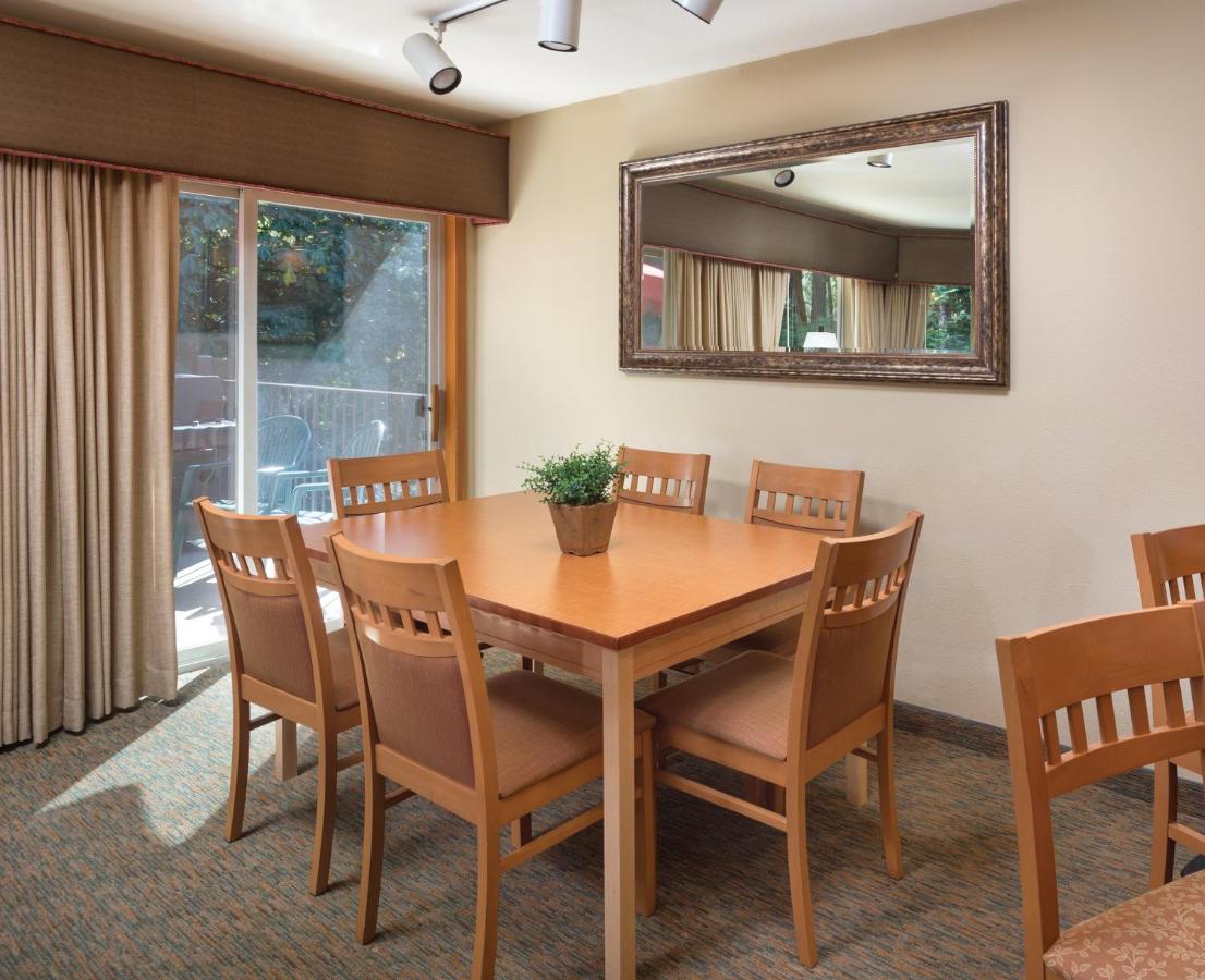 | Whispering Woods Resort, a VRI resort