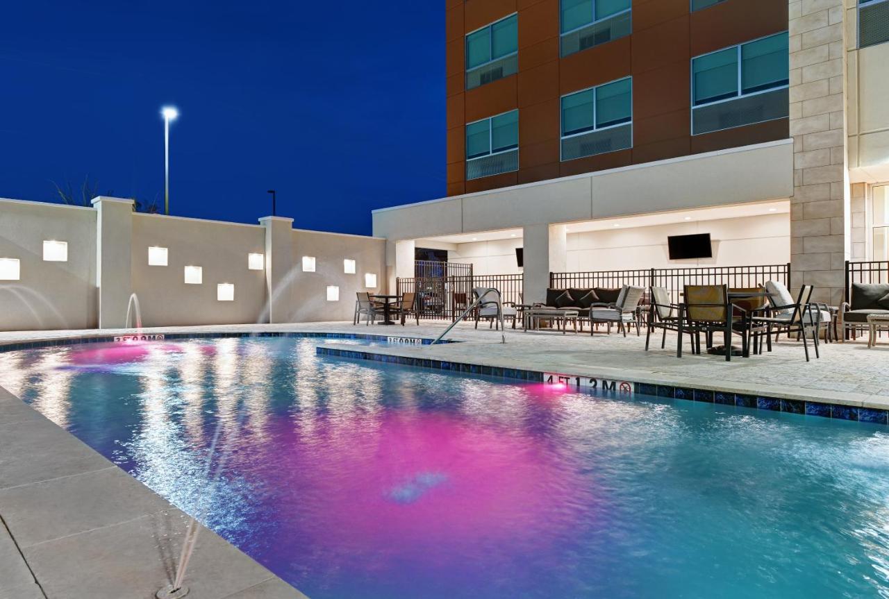| Holiday Inn Express & Suites Memorial – CityCentre, an IHG Hotel