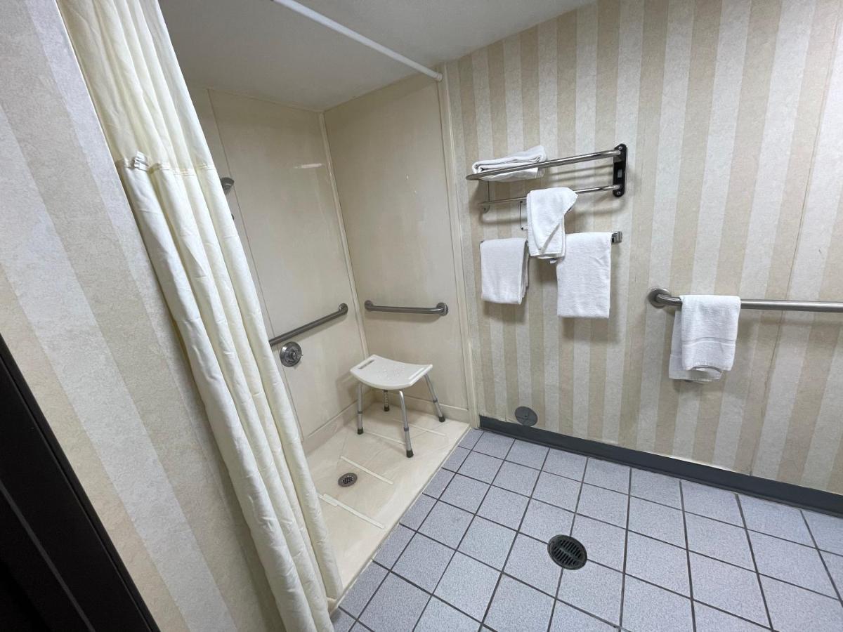 | Quality Inn & Suites North Gibsonia