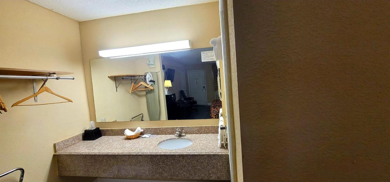 | Regency Travel Inn