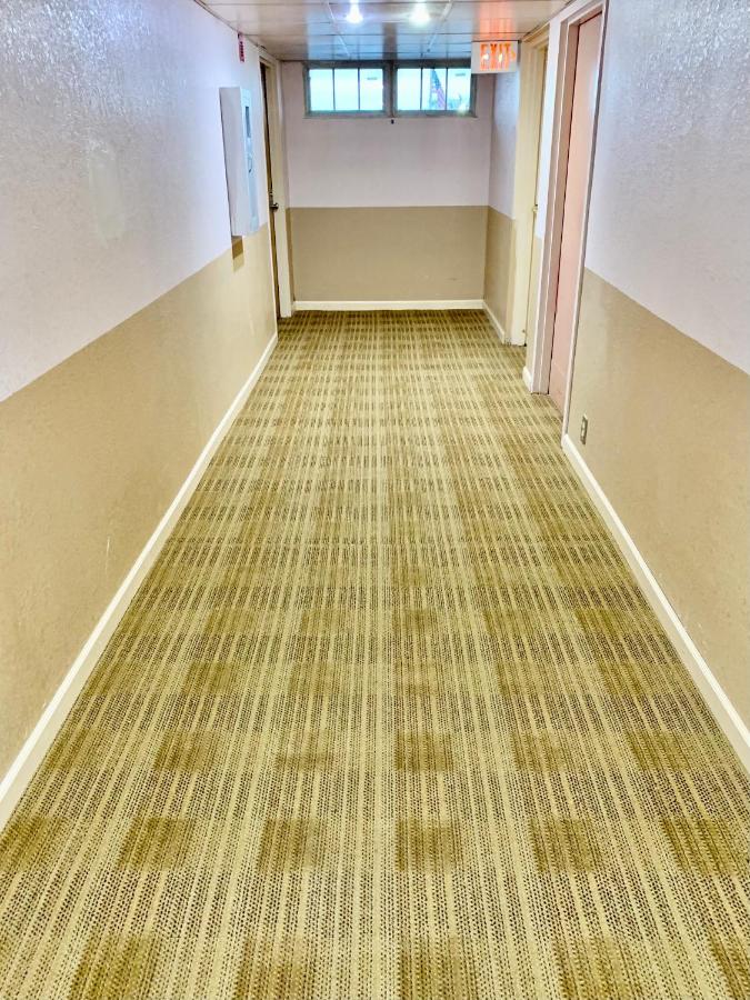 | Red Carpet Inn & Suites