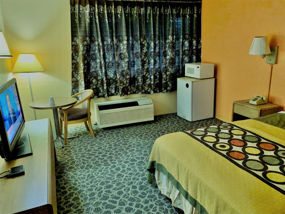 | Red Carpet Inn & Suites