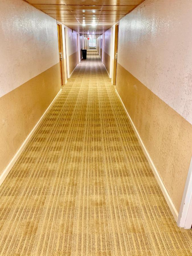 | Red Carpet Inn & Suites