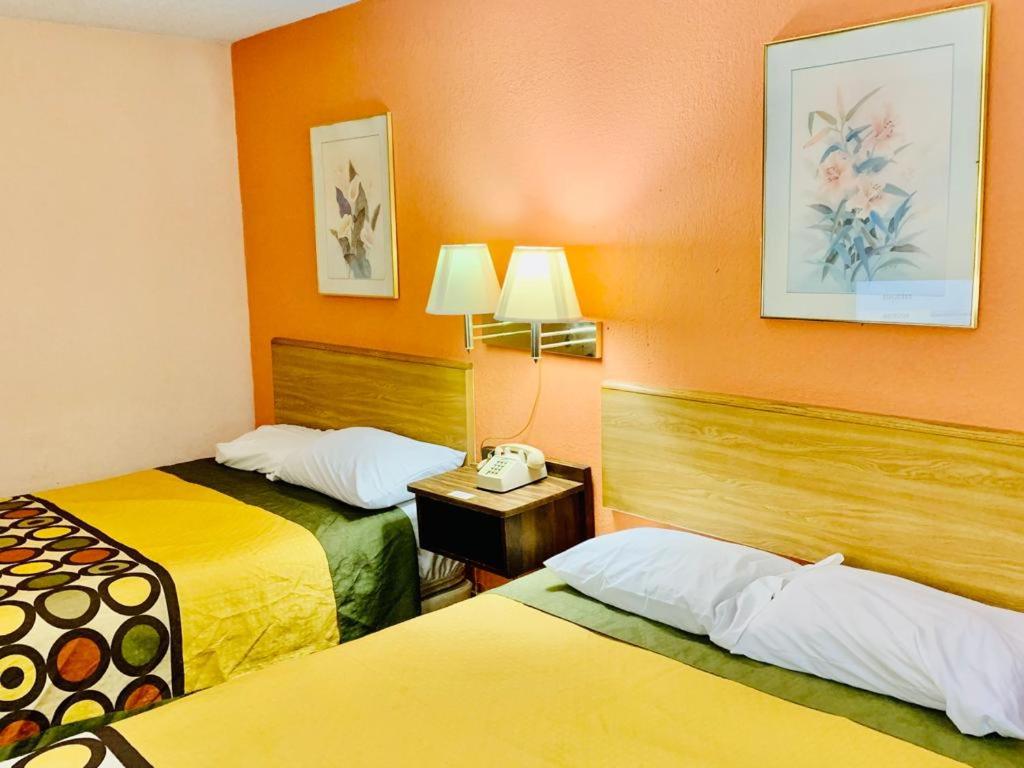 | Red Carpet Inn & Suites
