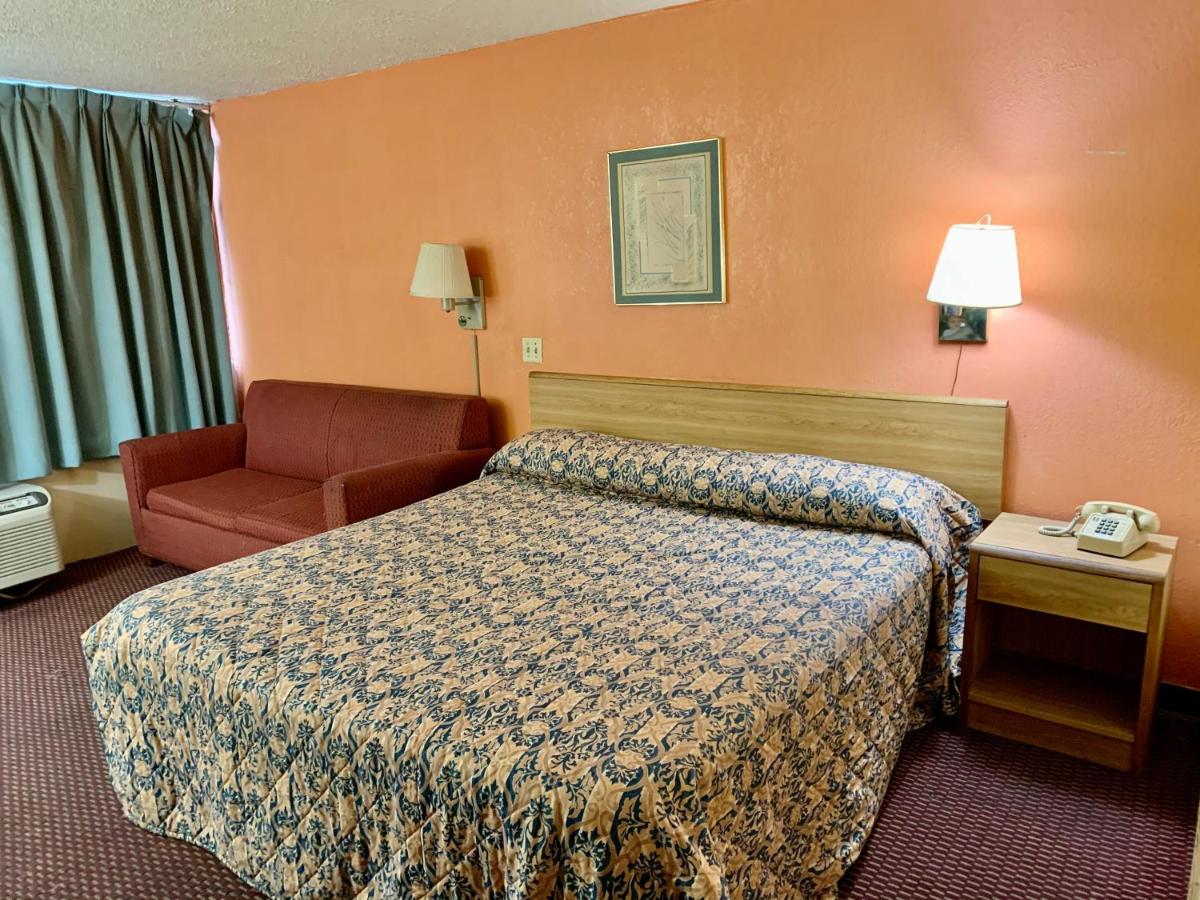 | Red Carpet Inn & Suites