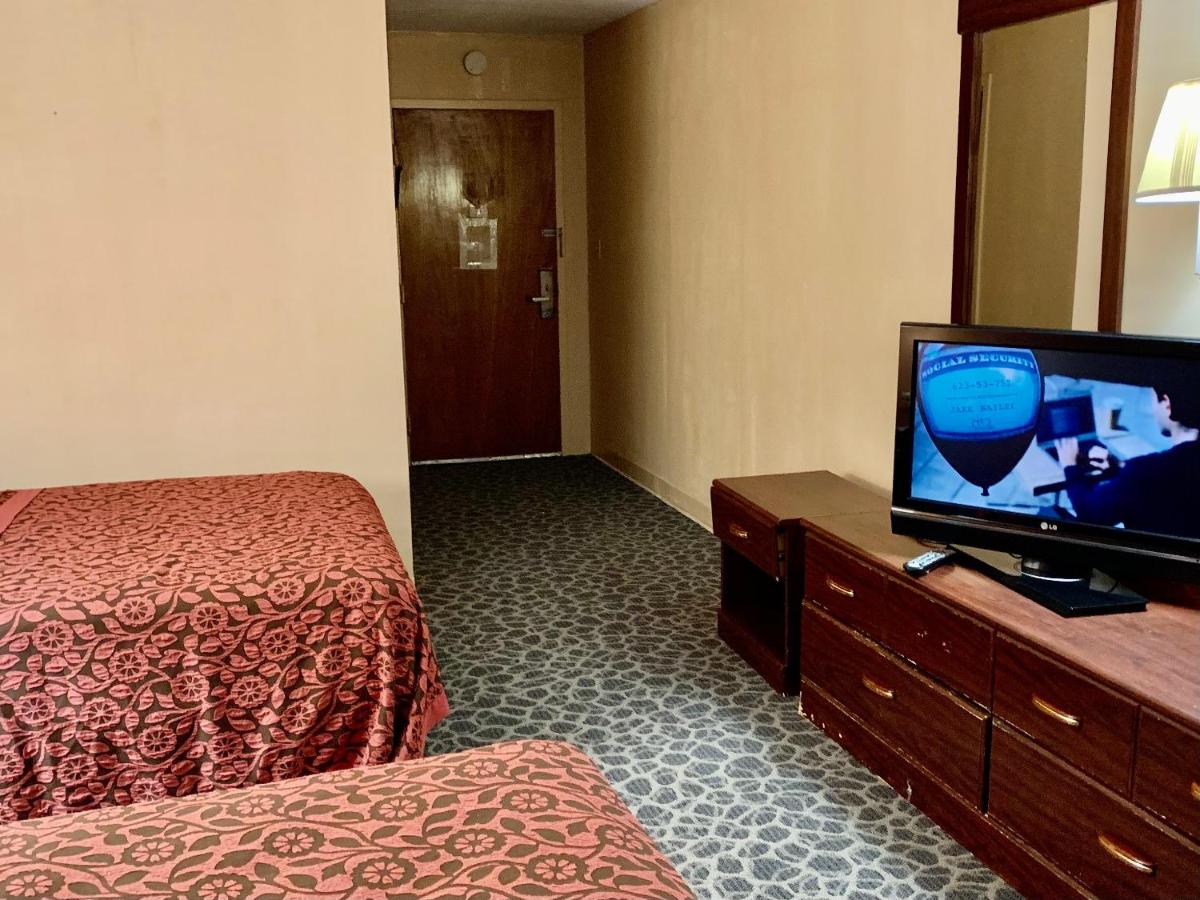 | Red Carpet Inn & Suites
