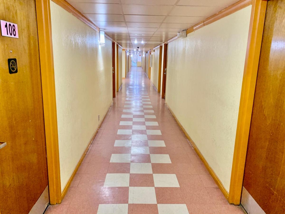 | Red Carpet Inn & Suites