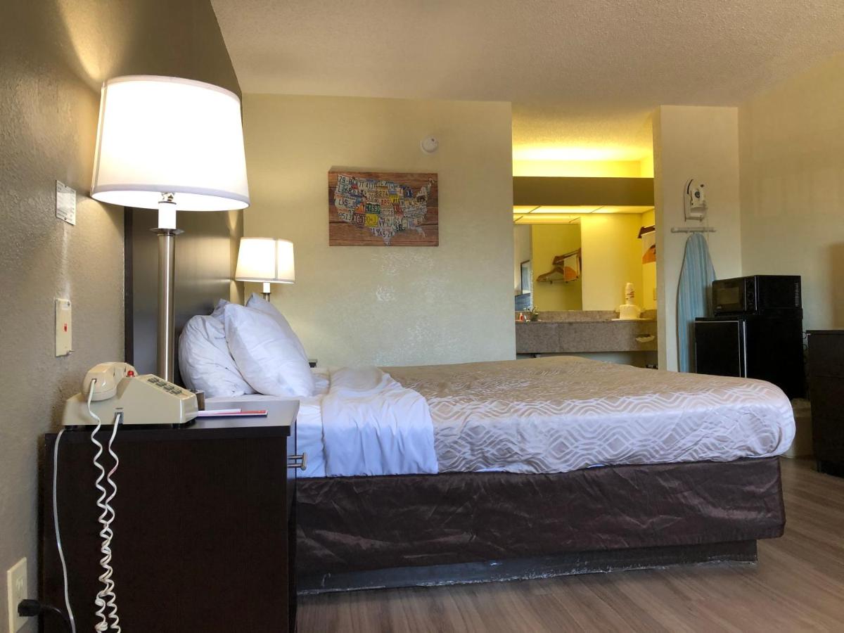 King Room - Accessible/Non-Smoking at Econo Lodge Dothan West