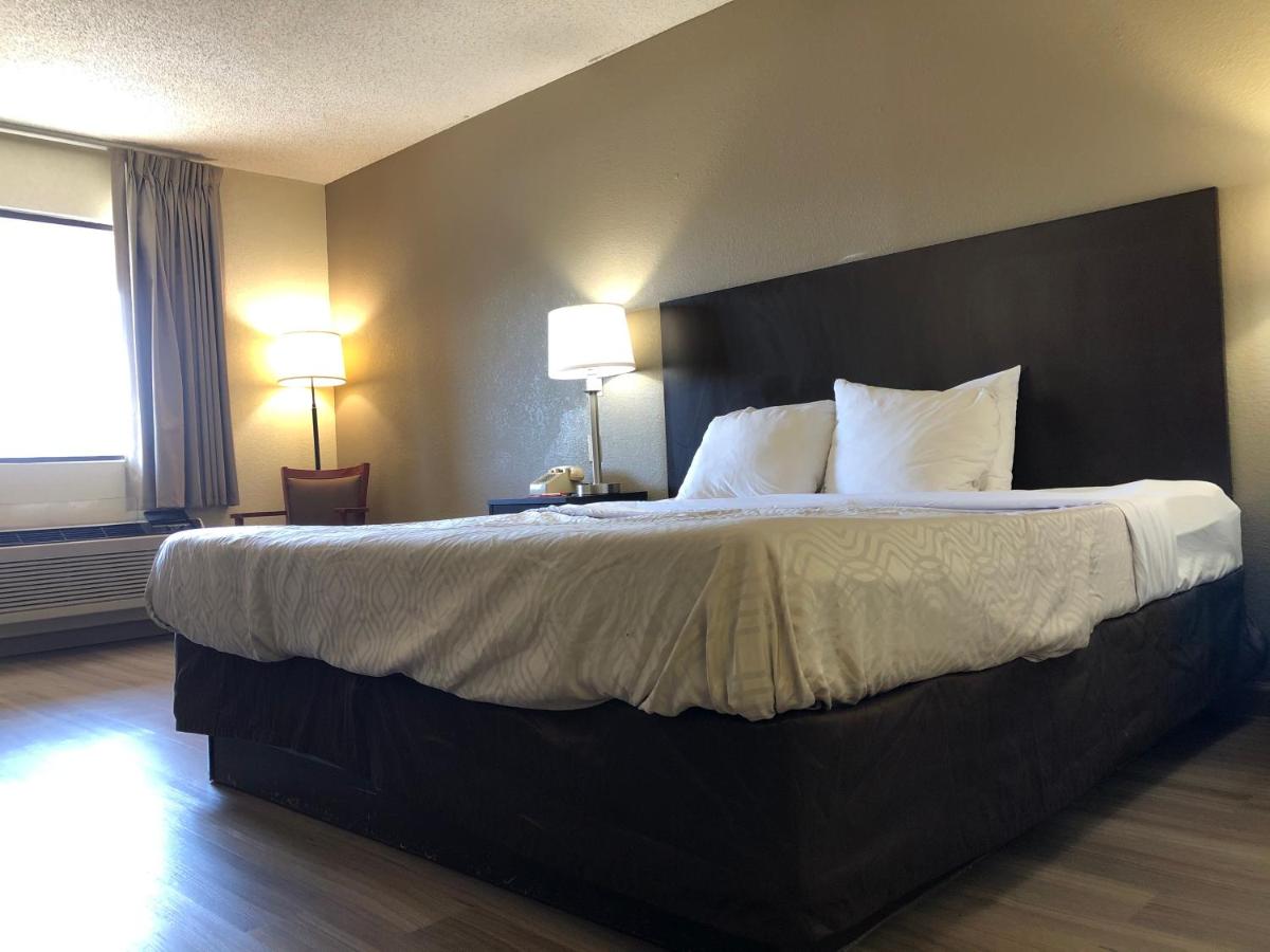 King Room - Accessible/Non-Smoking at Econo Lodge Dothan West