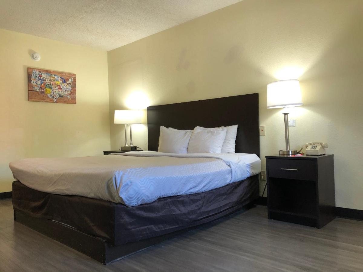 King Room - Accessible/Non-Smoking at Econo Lodge Dothan West