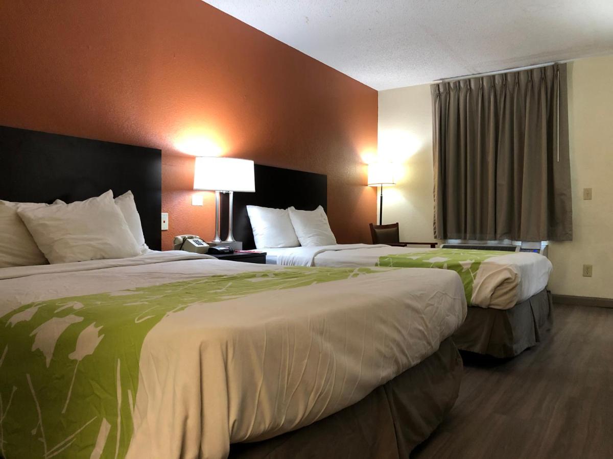 King Room - Accessible/Non-Smoking at Econo Lodge Dothan West