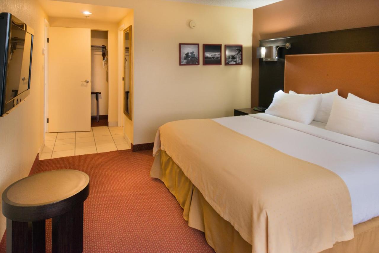 King Suite with Spa Bath - Non-Smoking at GreenTree Hotel Phoenix West