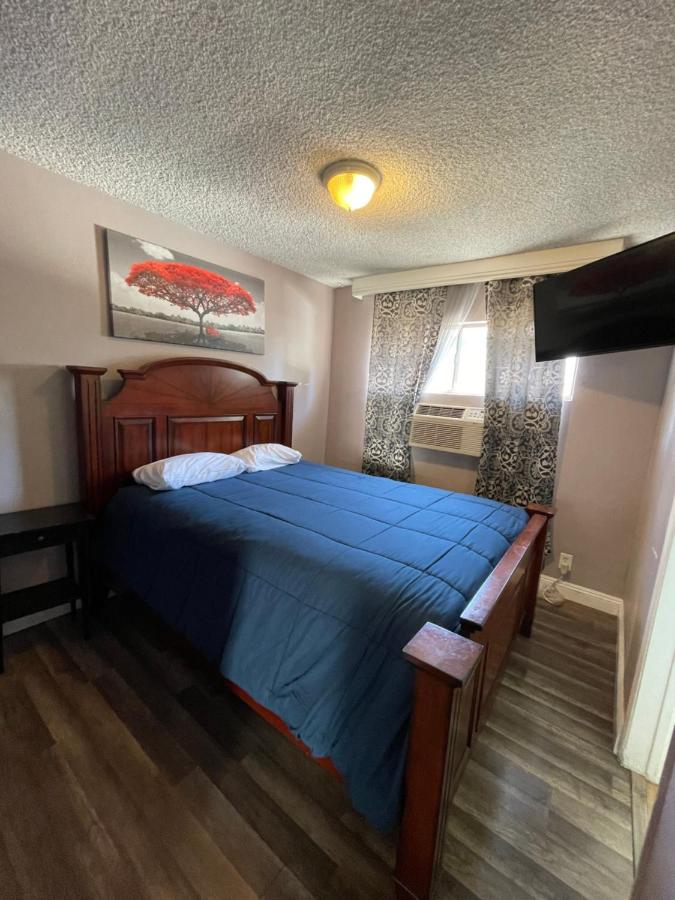 | LA Adventurer Hotel