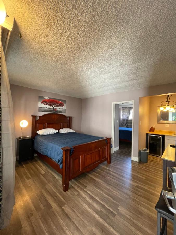 | LA Adventurer Hotel