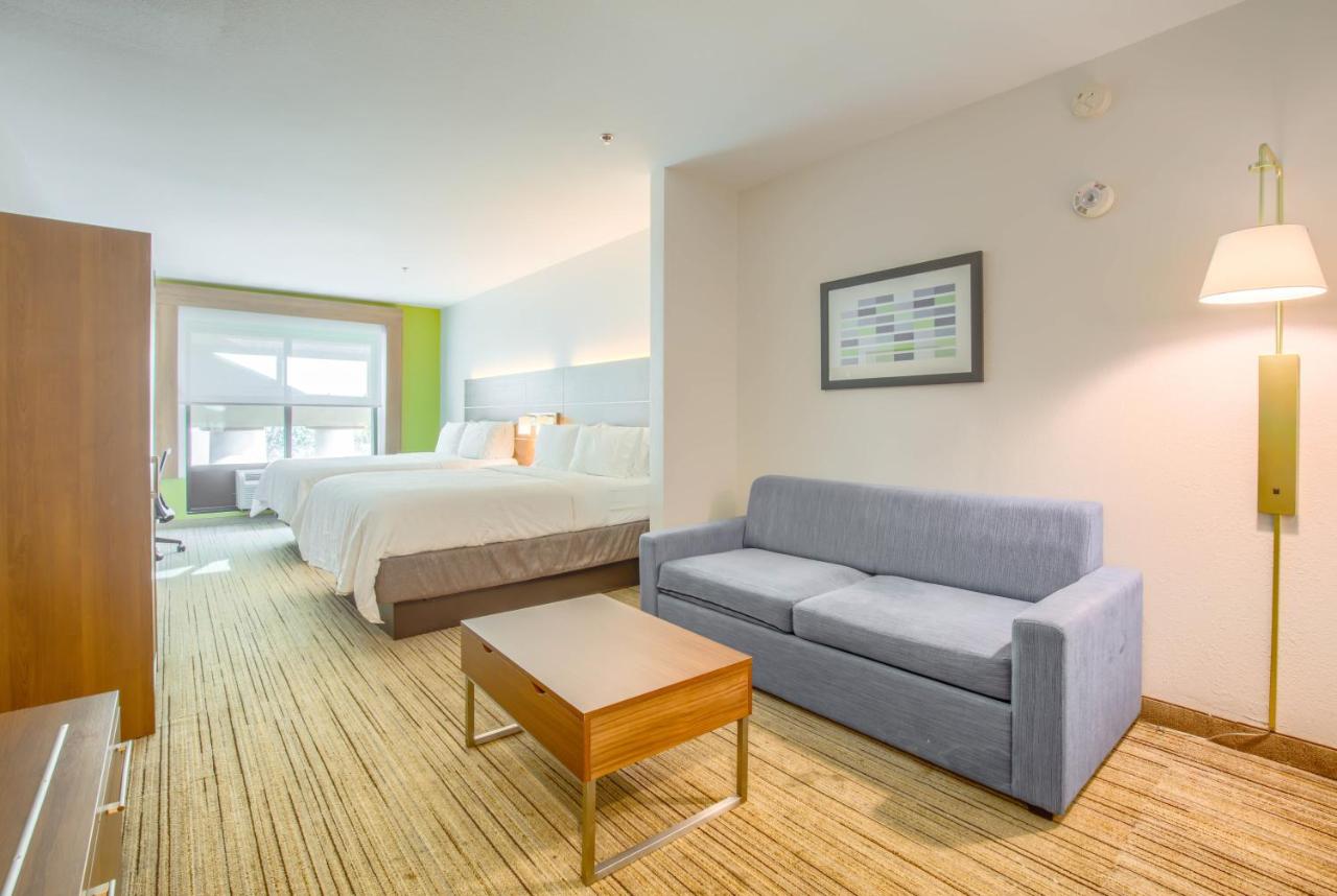 Queen Suite with Two Queen Beds at Holiday Inn Express & Suites Gulf Shores by IHG