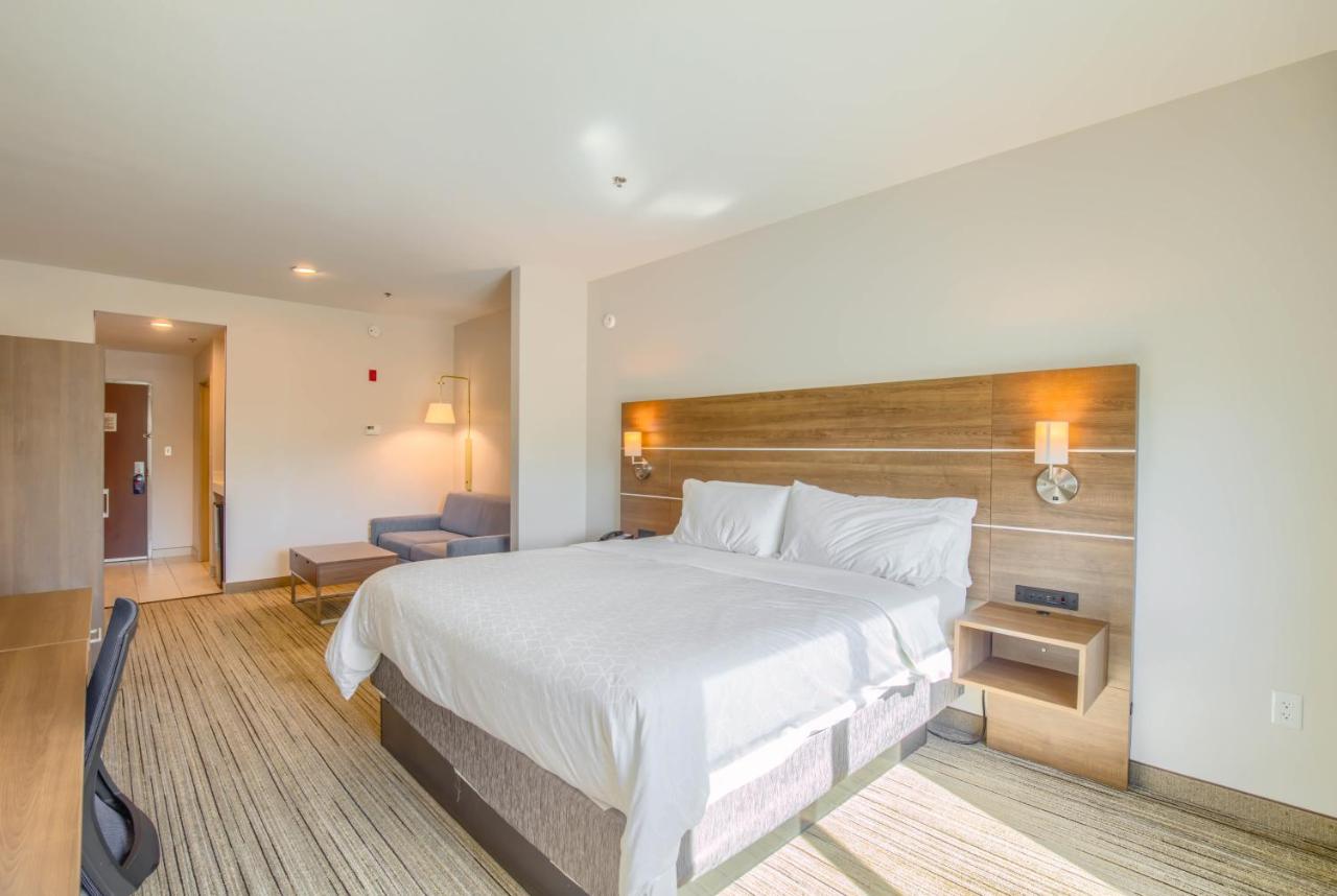 Executive King Suite - Non-Smoking at Holiday Inn Express & Suites Gulf Shores by IHG