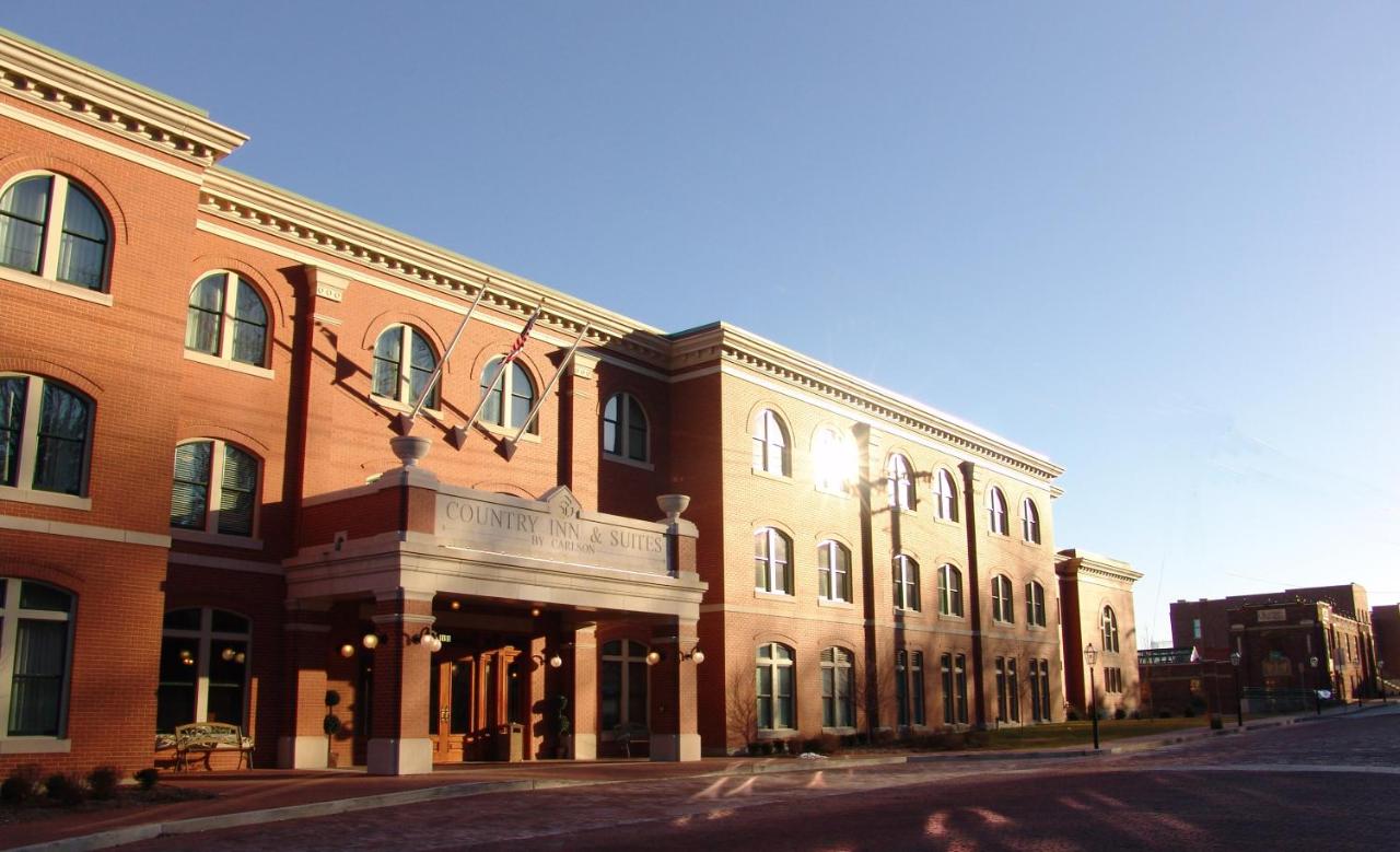 King Room - Disability Access at Country Inn & Suites by Radisson, St. Charles Historic District