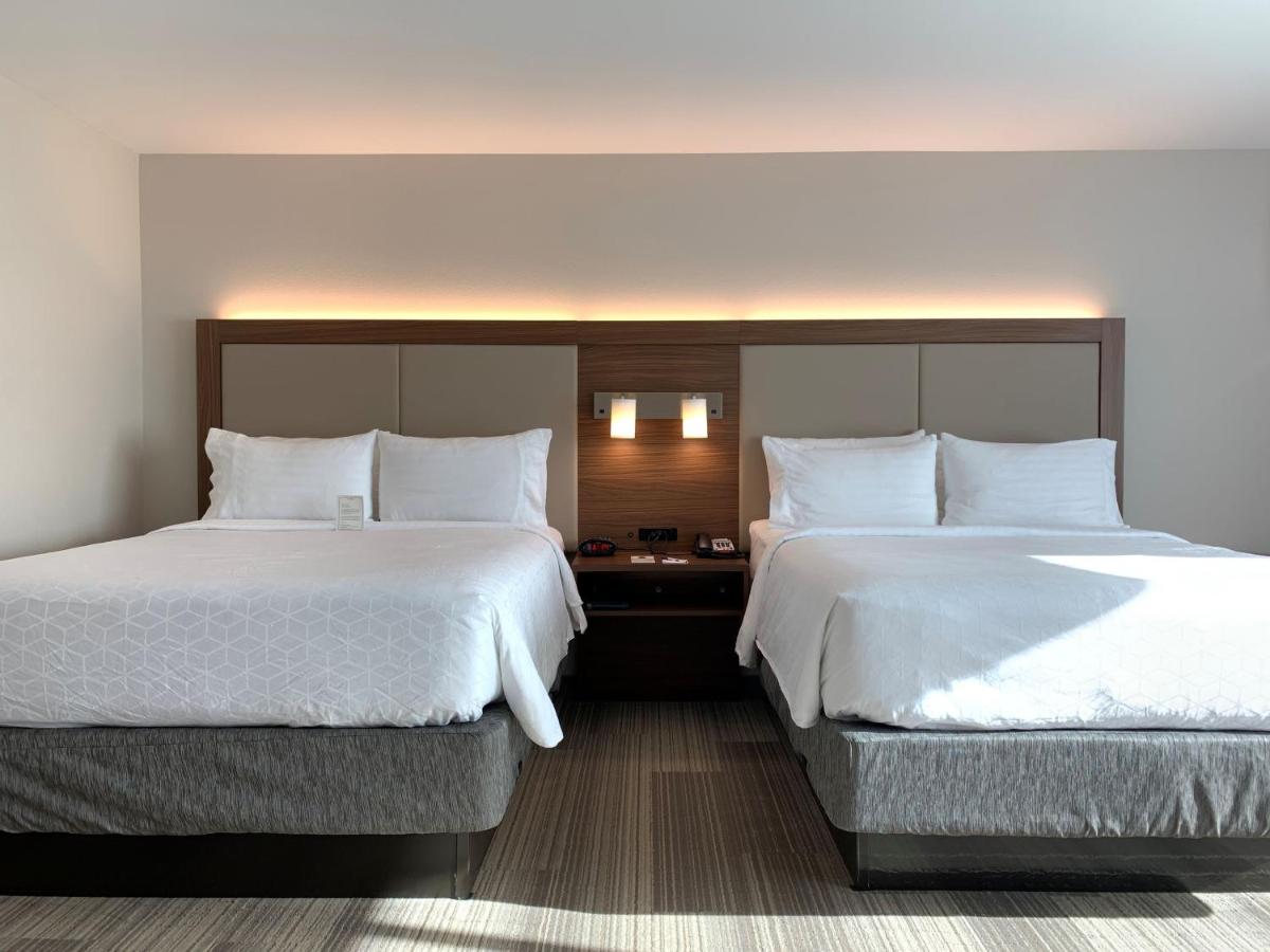 Queen Room with Two Queen Beds - Hearing Accessible at Holiday Inn Express & Suites Danville by IHG