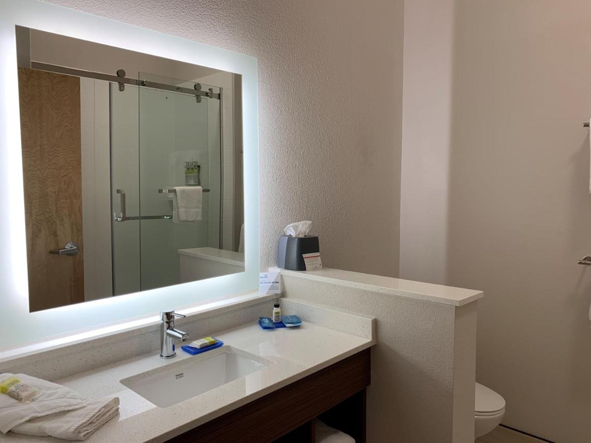Queen Room with Two Queen Beds at Holiday Inn Express & Suites Danville by IHG