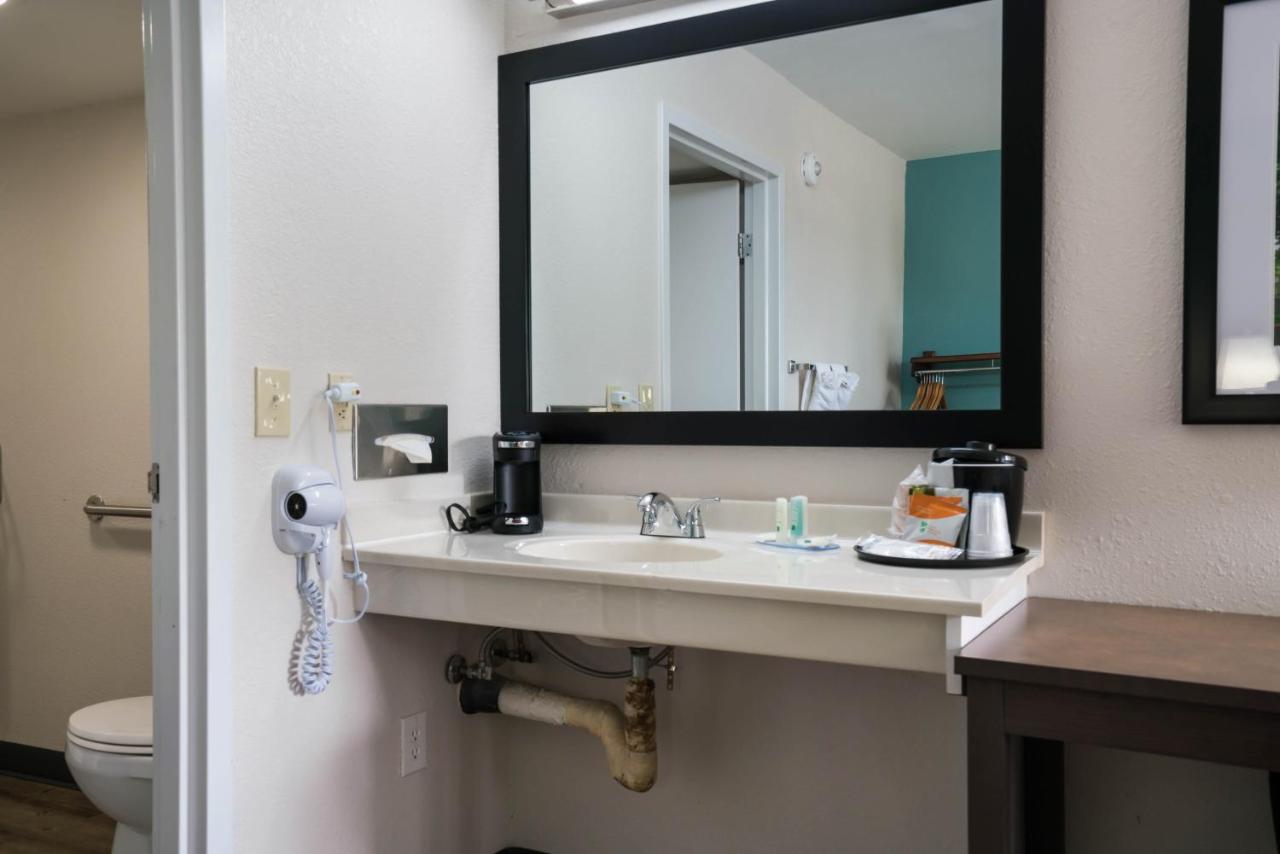 King Room - Accessible/Smoking at Quality Inn Greenville near University