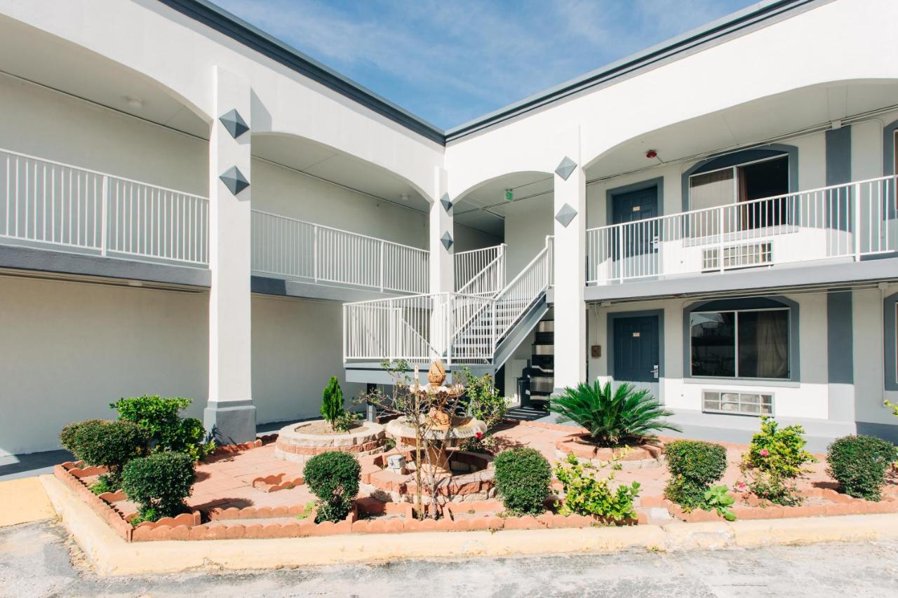 | Palace Inn North