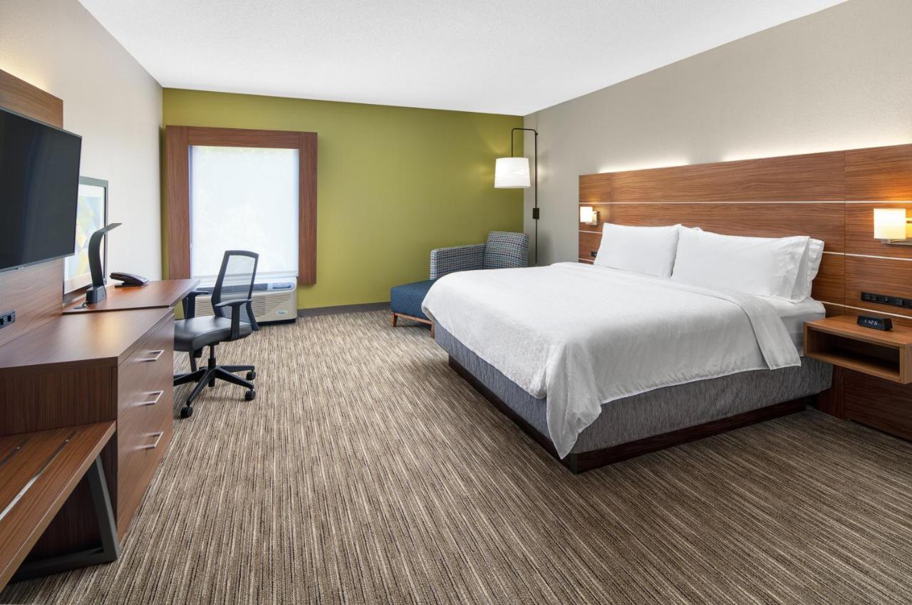 King Room at Holiday Inn Express Statesboro by IHG