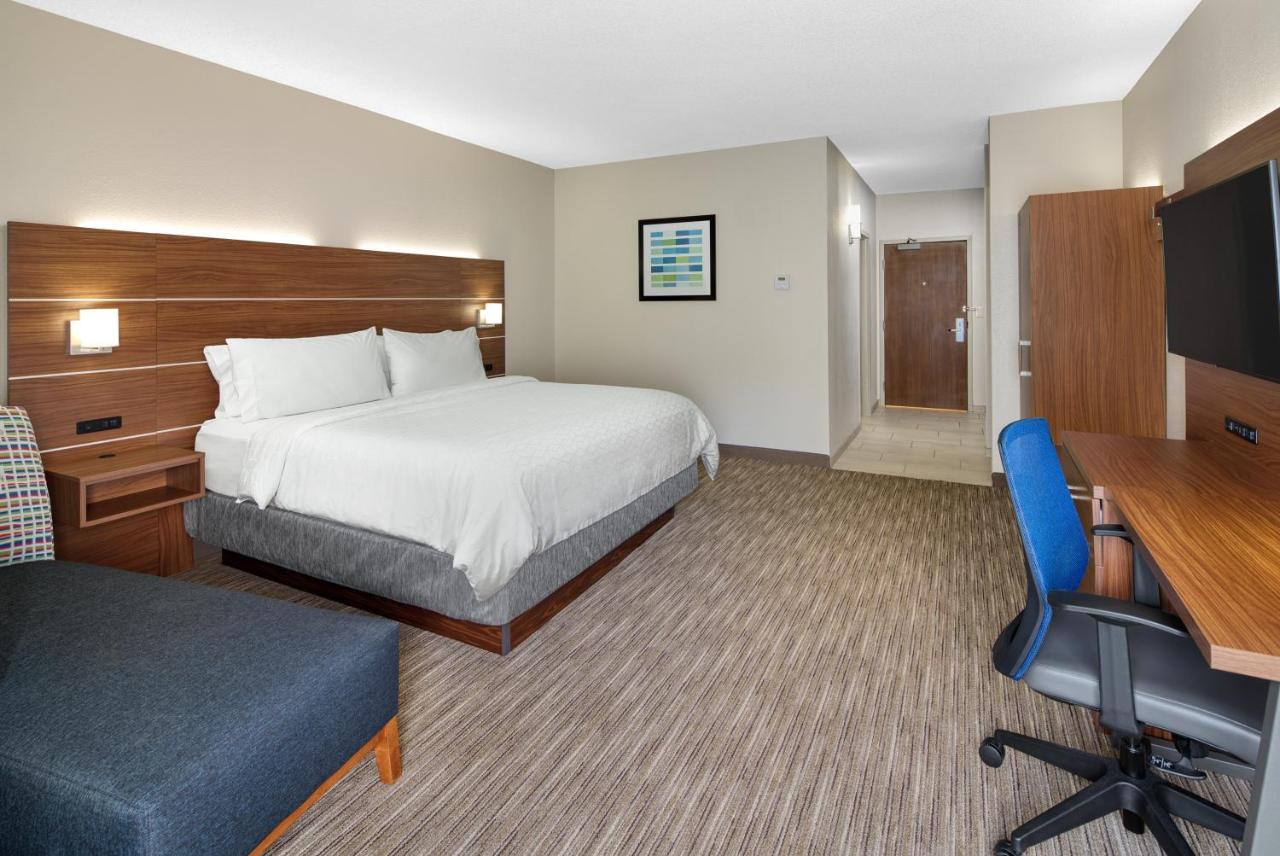 King Room at Holiday Inn Express Statesboro by IHG